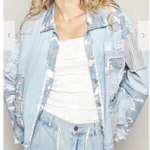 253.Designed in long sleeve roomy fit jacket in twill with camo contrast.